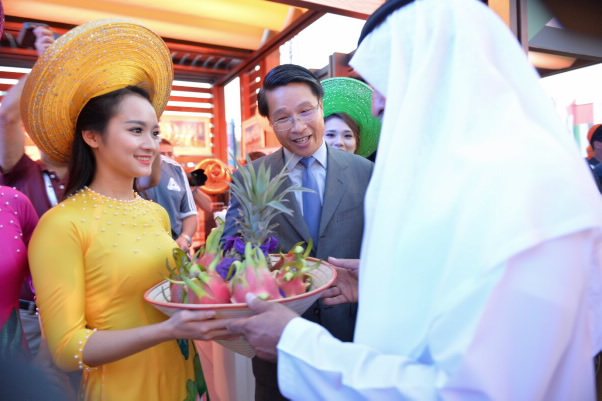 Đại sứ Phạm Bình Đàm giới thiệu thanh long Việt Nam với Bộ trưởng Văn hóa UAE